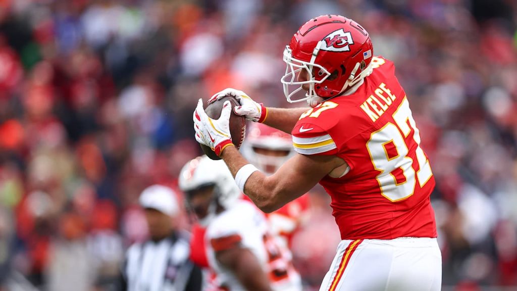Chiefs’ Patrick Mahomes on Travis Kelce: The greats ‘step up in the playoffs’