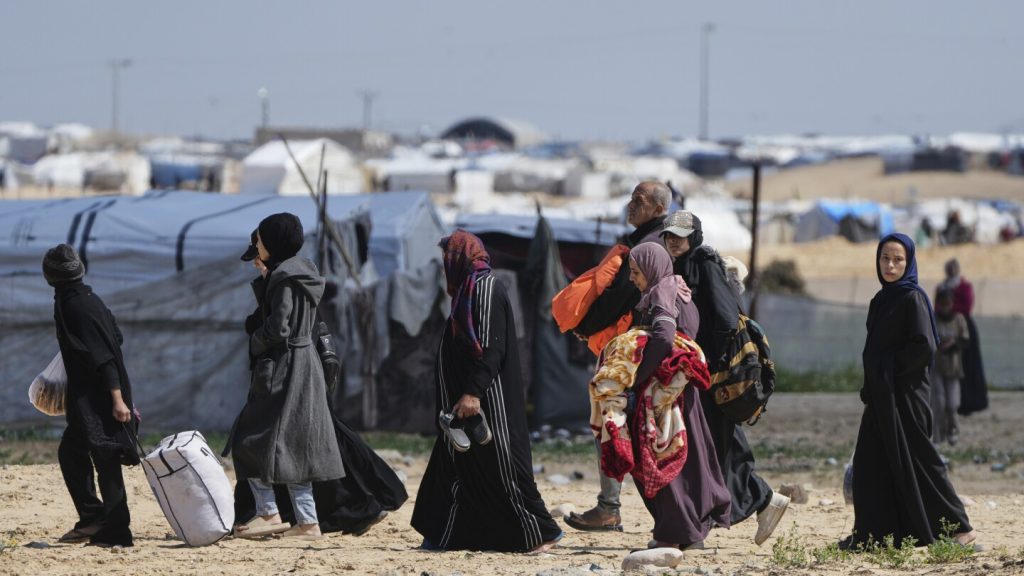 Scratching Out a Life in the Shadows of War: A Family in Gaza Scratching Out a Life in the Shadows of War: A Family in Gaza