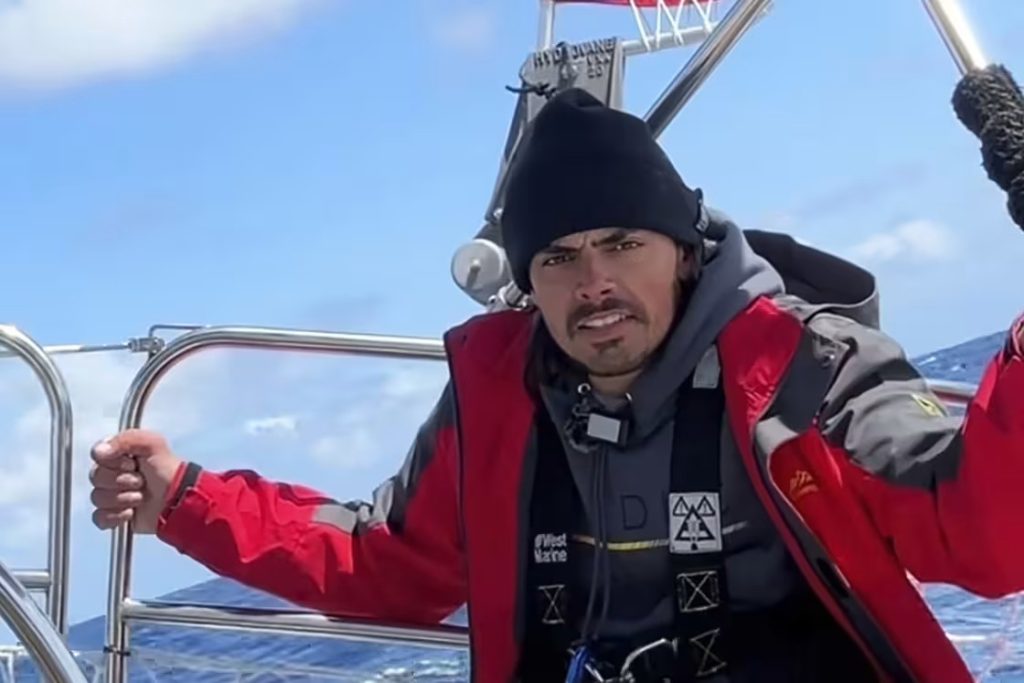 Sailing from Oregon to Hawaii after leaving job makes man and his cat viral sensation